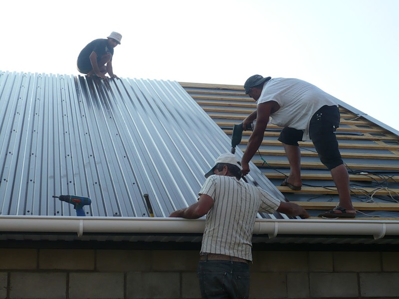 Как правильно укладывать профнастил на крышу