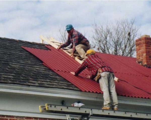 Как крепить профнастил на крыше