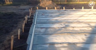 Накрываем бетон рулонным рубероидом