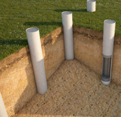 Ростверковый фундамент на бетонных столбах