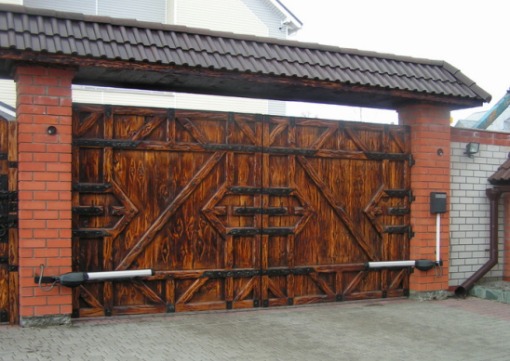 Распашные ворота с деревянной обшивкой