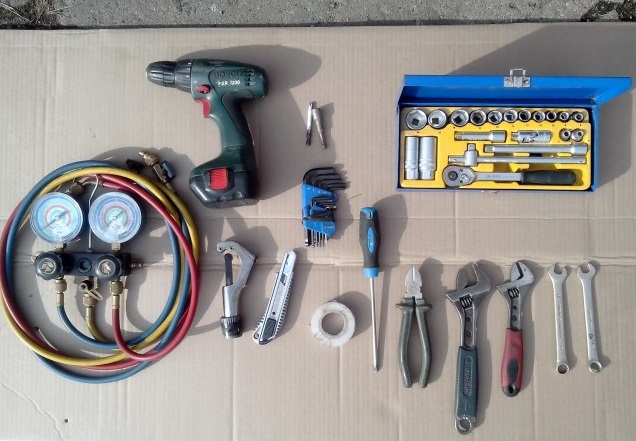 Инструментарий и материалы для демонтажа кондиционера своими руками